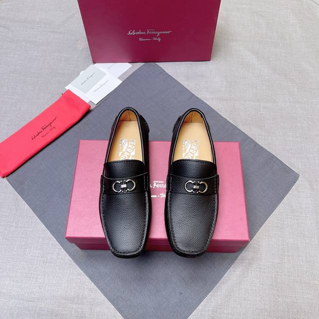 Ferragamo high-end version of the latest hit, top quality. The upper is made of
