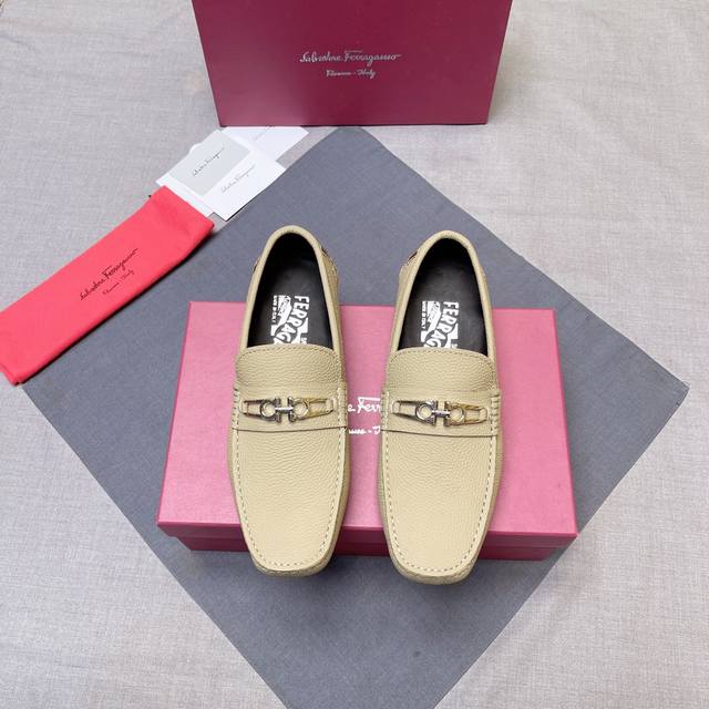 Ferragamo high-end version of the latest hit, top quality. The upper is made of