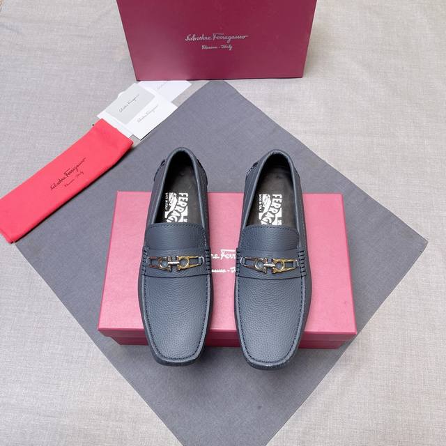 Ferragamo high-end version of the latest hit, top quality. The upper is made of