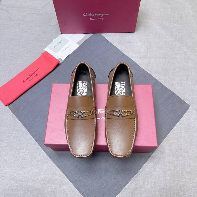 Ferragamo high-end version of the latest hit, top quality. The upper is made of