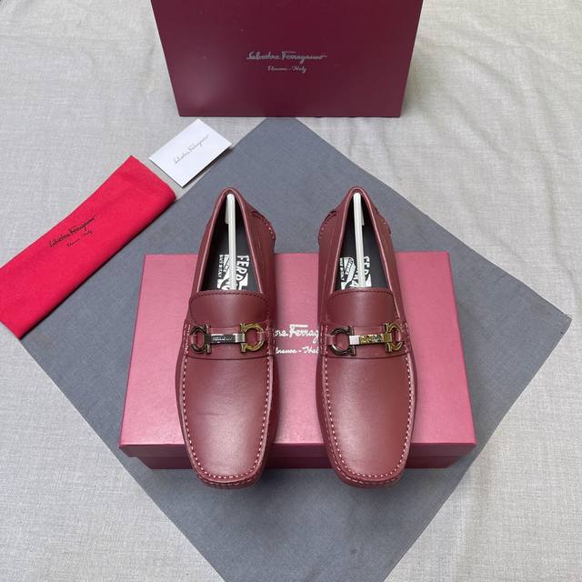 Ferragamo high-end version of the latest hit, top quality. The upper is made of