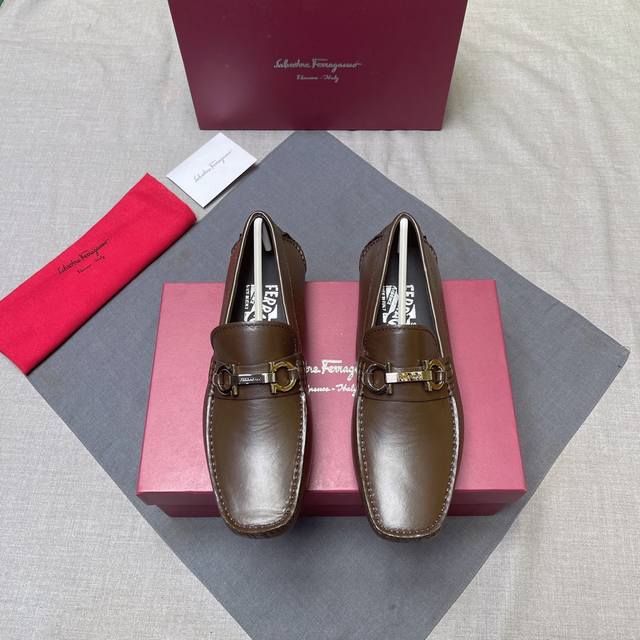 Ferragamo high-end version of the latest hit, top quality. The upper is made of