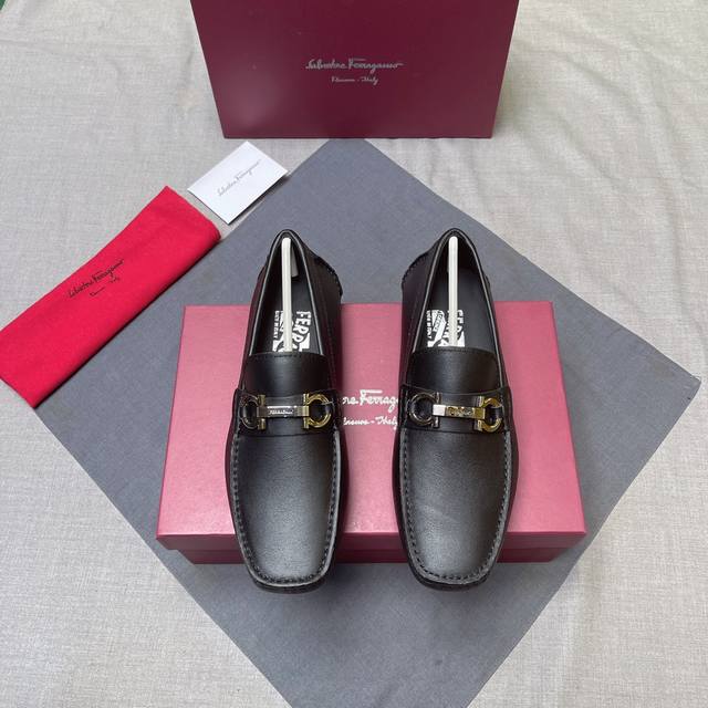 Ferragamo high-end version of the latest hit, top quality. The upper is made of