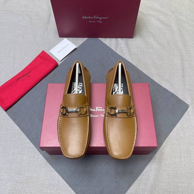 Ferragamo high-end version of the latest hit, top quality. The upper is made of
