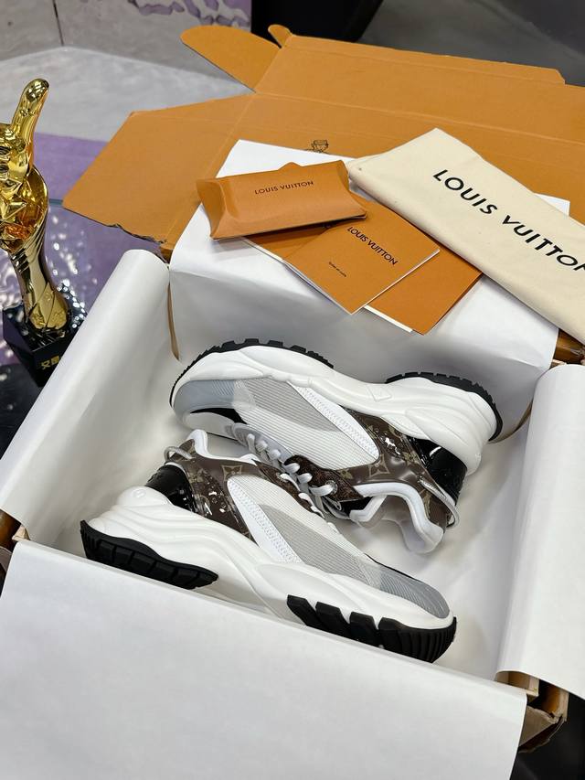Factory Price: Top version Lv sports shoes series couple models Official websit