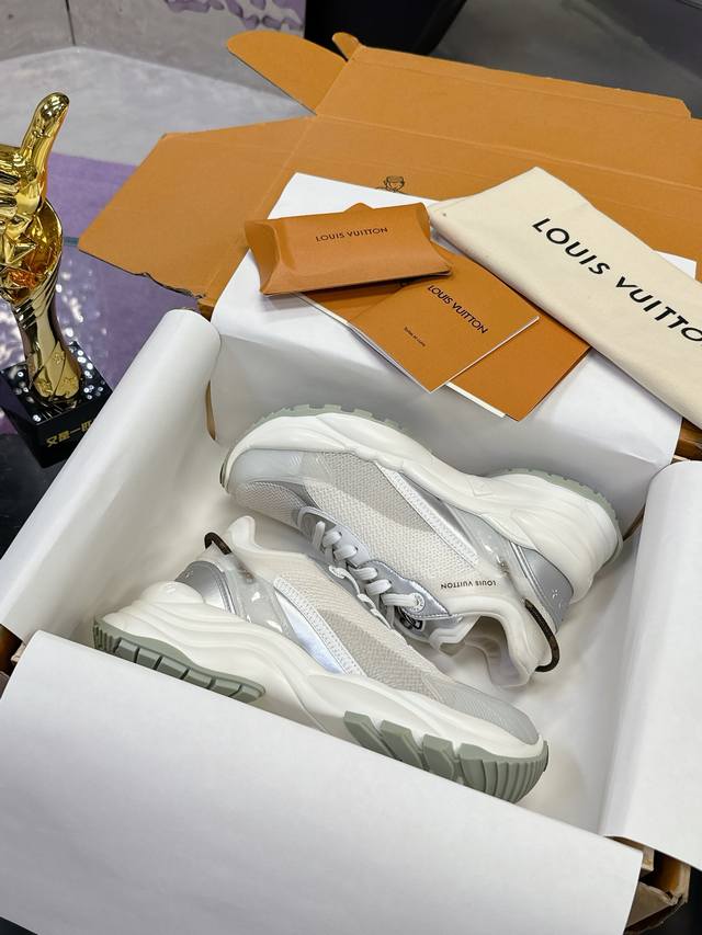 Factory Price: Top version Lv sports shoes series couple models Official websit