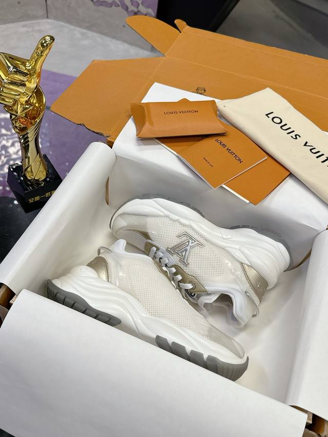 Factory Price: Top version Lv sports shoes series couple models Official websit