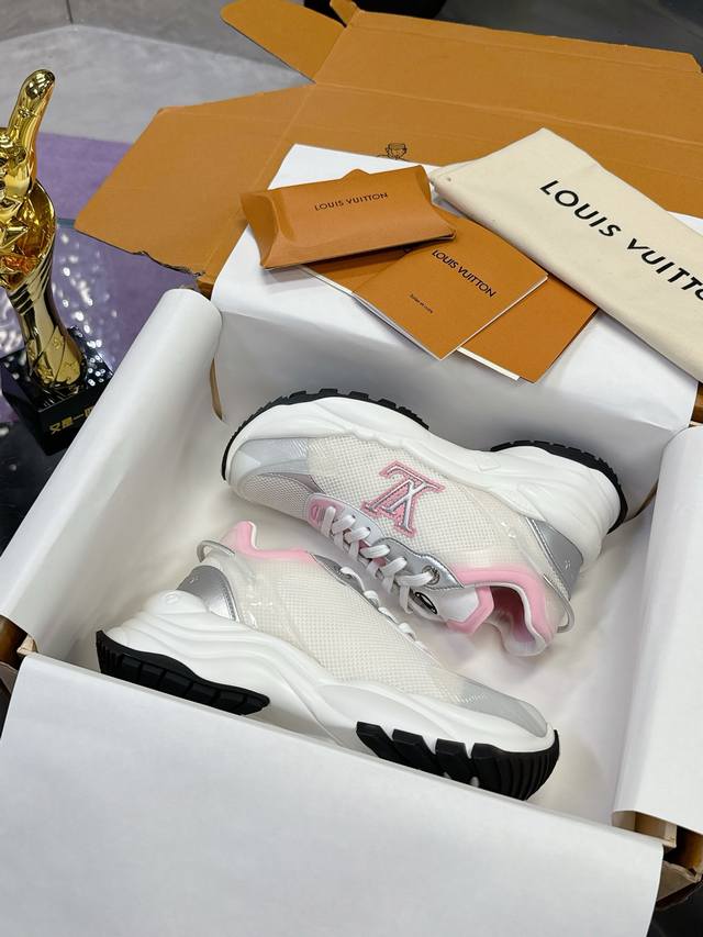 Factory Price: Top version Lv sports shoes series couple models Official websit