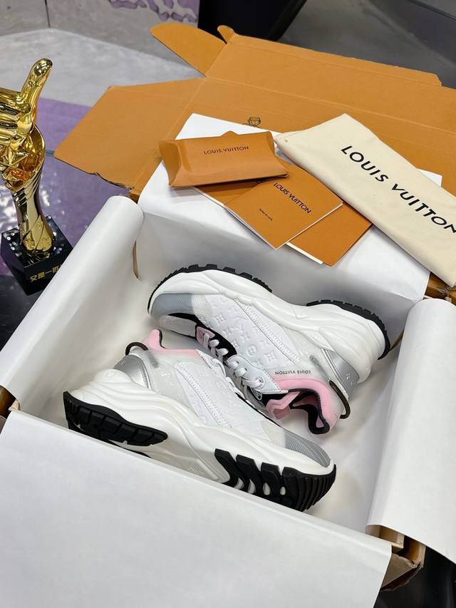 Factory Price: Top version Lv sports shoes series couple models Official websit
