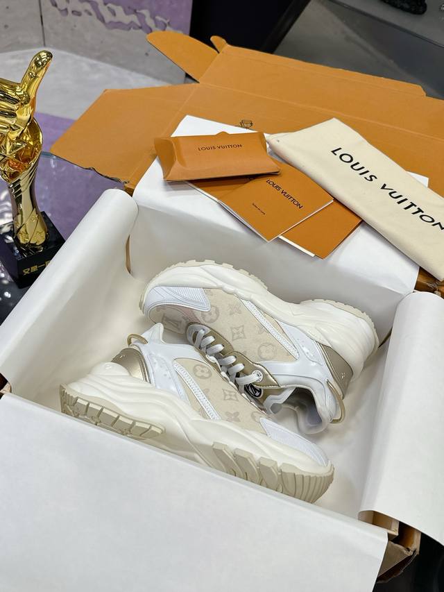 Factory Price: Top version Lv sports shoes series couple models Official websit