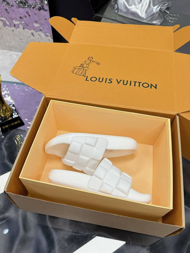 Factory P Price P: Louis Vuitton ~ Embossed Slippers 4 Louis Vuitton counter ne