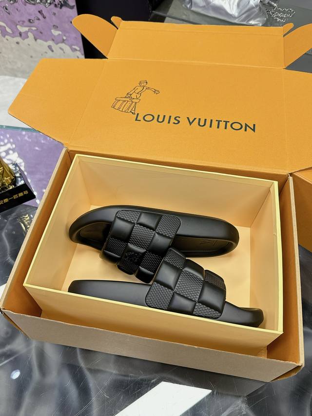 Factory P price P: Louis Vuitton ~ Embossed slippers 4 new slippers from Louis