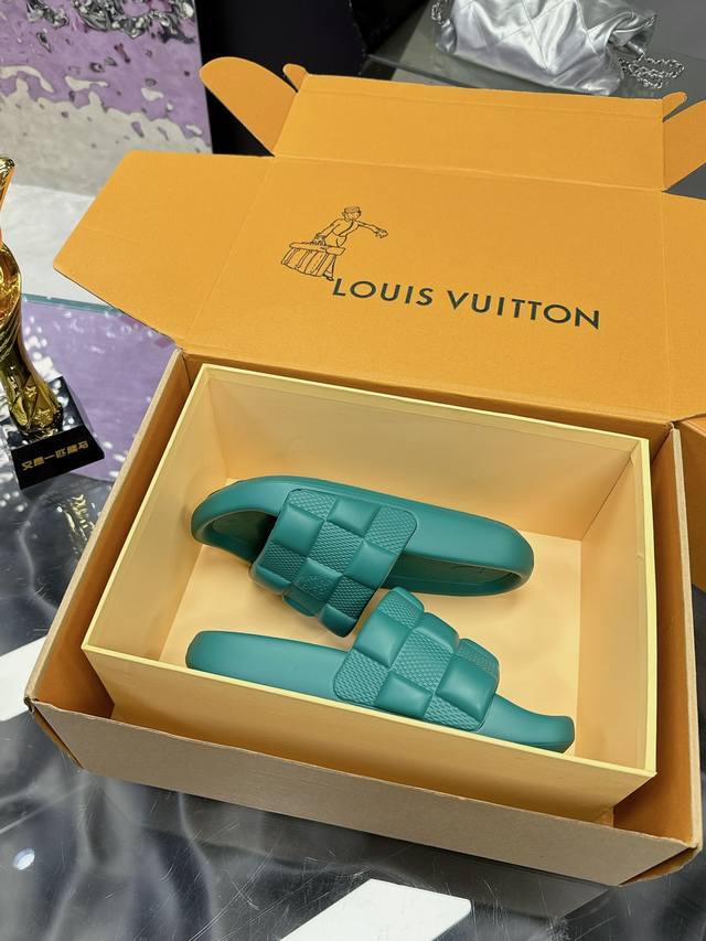 Factory P price P: Louis Vuitton ~ Embossed slippers 4 new slippers from Louis V