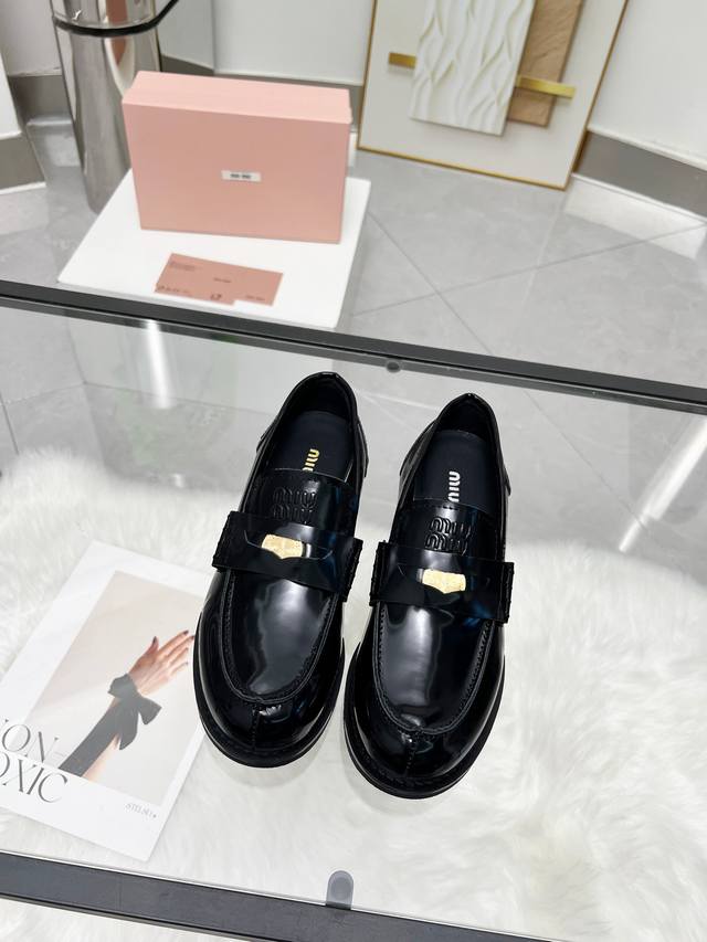 Miumiu 24Fw catwalk gold coin loafers Miu girls' new color loafers are here! Thi