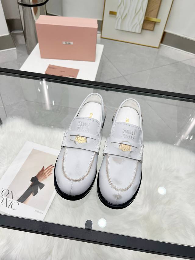 Miumiu 24Fw catwalk gold coin loafers Miu girls' new color loafers are here! Thi