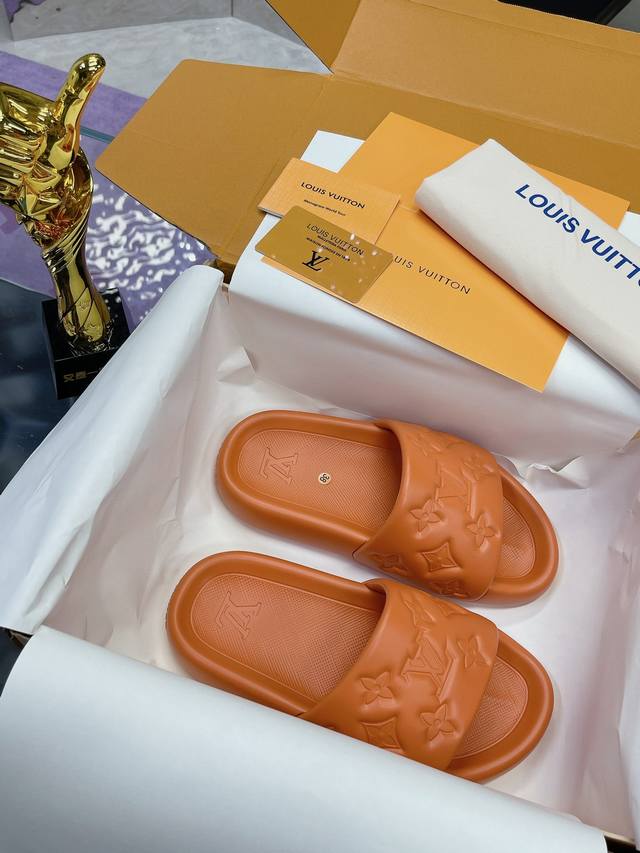Factory P price P: Louis Vuitton ~ Embossed slippers Louis Vuitton counter new