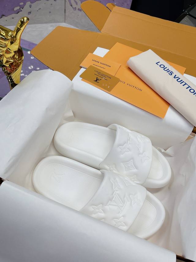 Factory P price P: Louis Vuitton ~ Embossed slippers Louis Vuitton counter new s