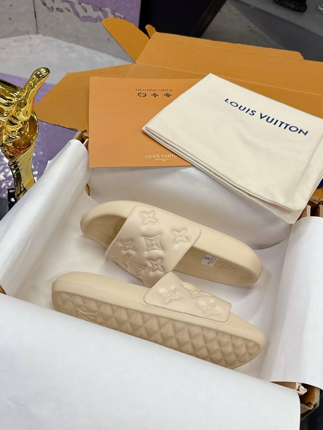 Factory P price P: Louis Vuitton ~ Embossed slippers Louis Vuitton counter new