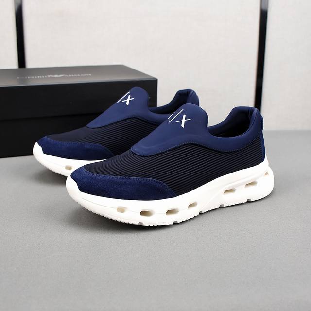 Armani's new low-top casual sneakers are made of breathable mesh and have the b