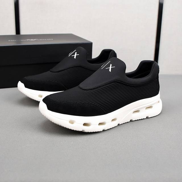 Armani's new low-top casual sneakers are made of breathable mesh and have the b