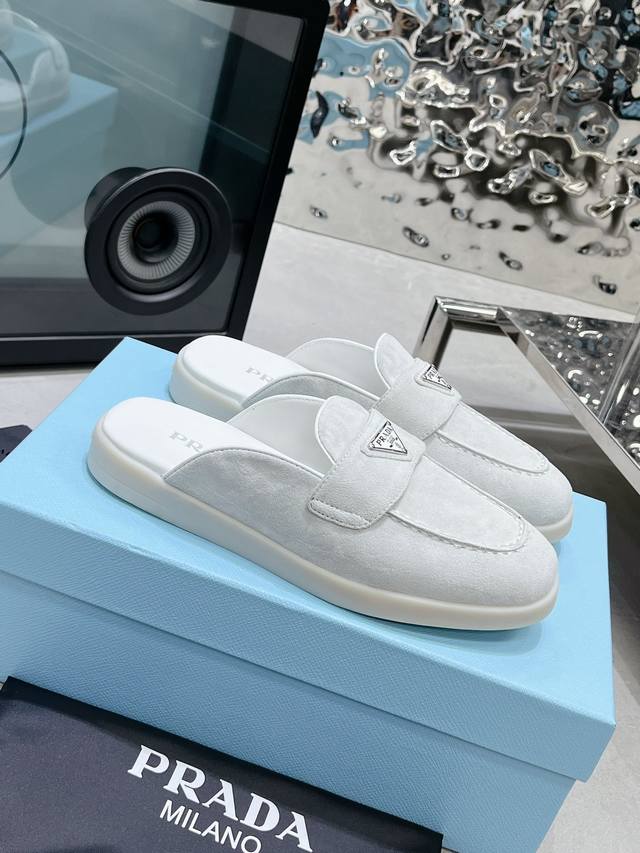 Prada's real price: Couples Prada's latest loafers and half-slippers are popula