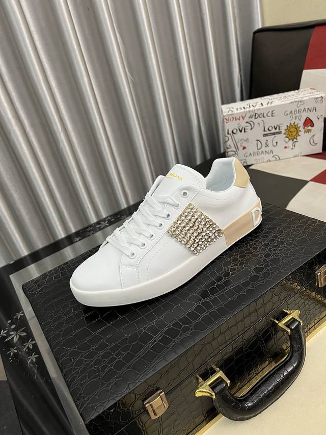 Factory Price: Dg's latest hit casual shoes, with brand signature details on th