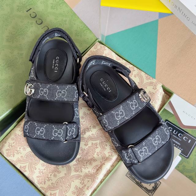 Men's +10 Gucci's early spring series of classic monogram cloth sandals, made o