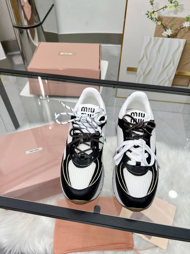 Miumiu has a new co-branded sneaker! ! The previous Miu Miu X New Balance co-bra