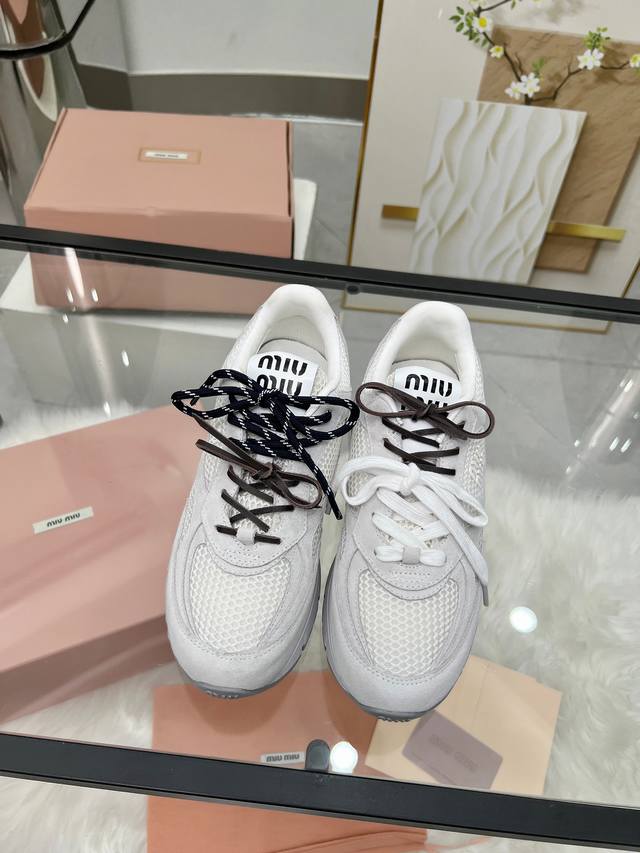 Miumiu has a new co-branded sneaker! ! The previous Miu Miu X New Balance co-bra