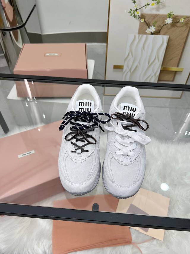 Miumiu has a new co-branded sneaker! ! The previous Miu Miu X New Balance co-bra