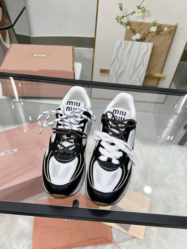 Miumiu has a new co-branded sneaker! ! The previous Miu Miu X New Balance co-bra