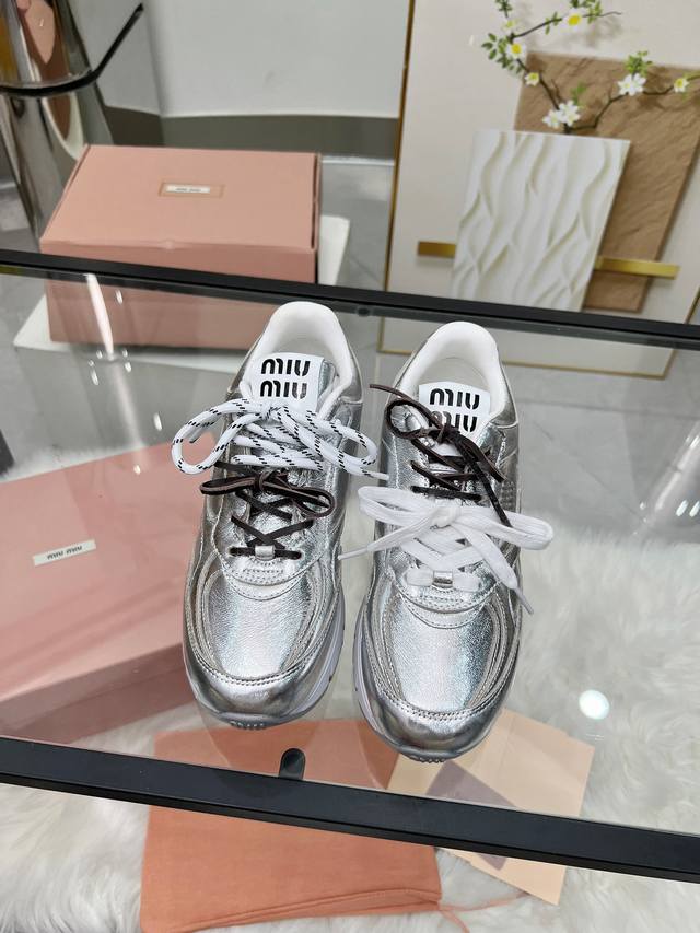 Miumiu has a new co-branded sneaker! ! The previous Miu Miu X New Balance co-bra