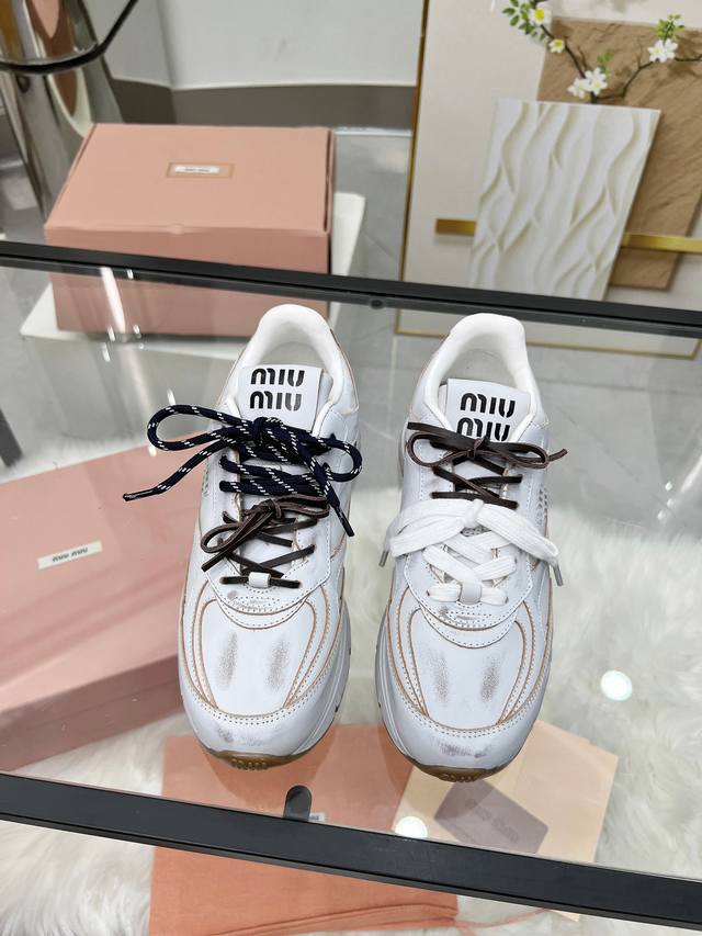 Miumiu has a new co-branded sneaker! ! The previous Miu Miu X New Balance co-bra