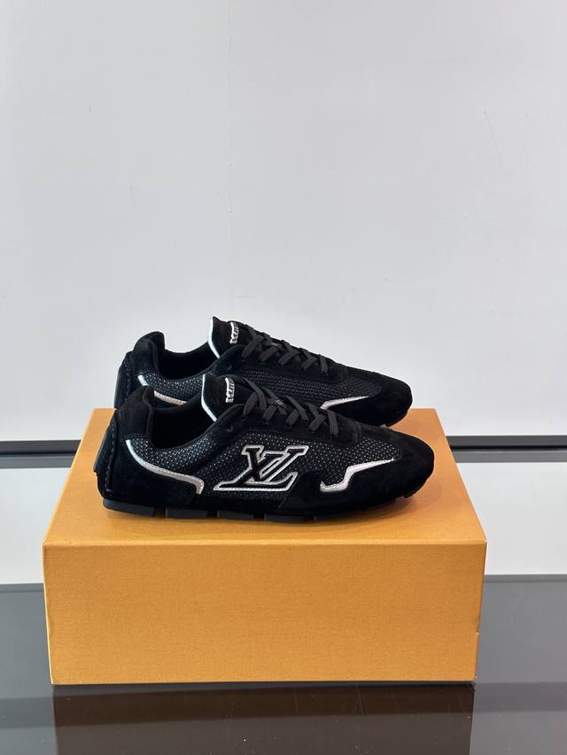 Louis Vuitton sneakers and football shoes make you fashionable. This Footprint S