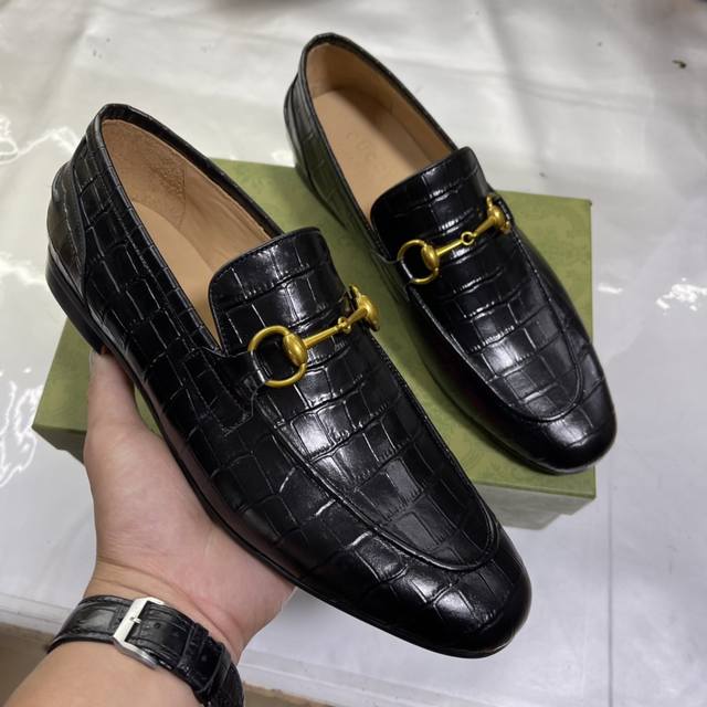 Wholesale Price P Gu C*I Men's Classic Loafers, combining classic shoe styles w