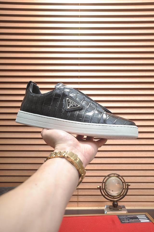 Prada's latest leather casual shoes with full high-end cowhide lining are launc