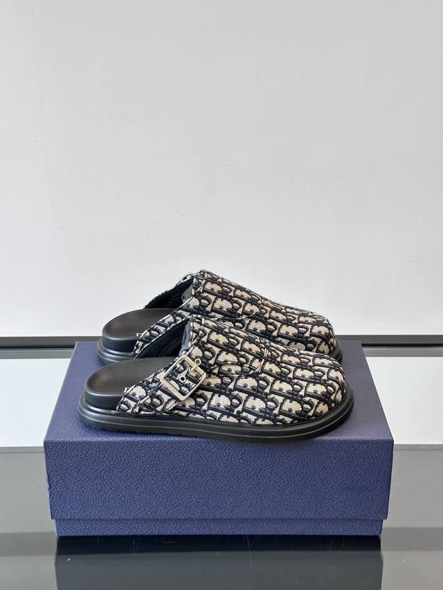 Dior's new mules are on sale. I think closed-toe mules are really cool for men,