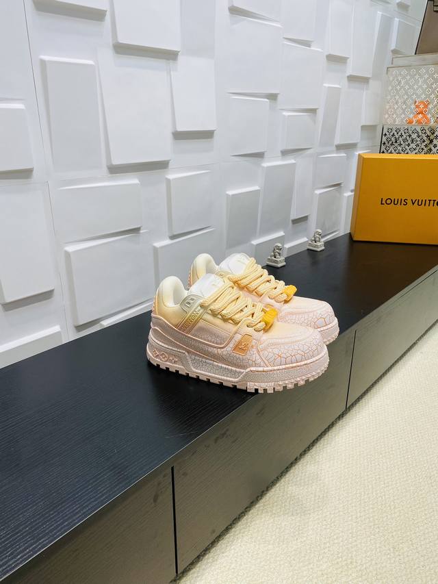 Top version: Gradient crackle pattern Lv Donkey L's latest catwalk model Chubby