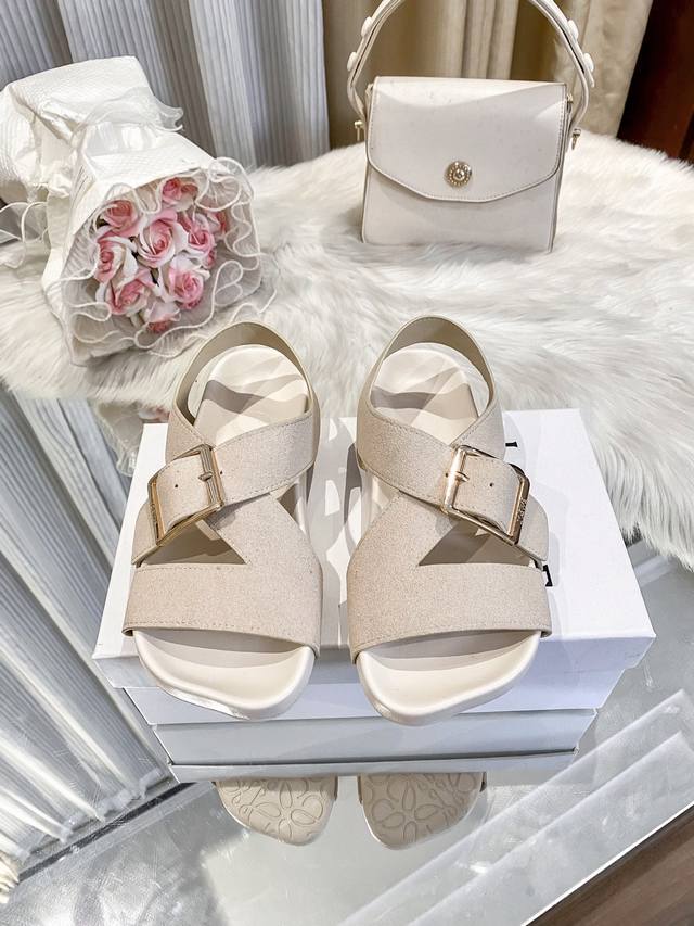 Factory: Loeve's new sandals are a must-have for daily casual dating. Nightclub