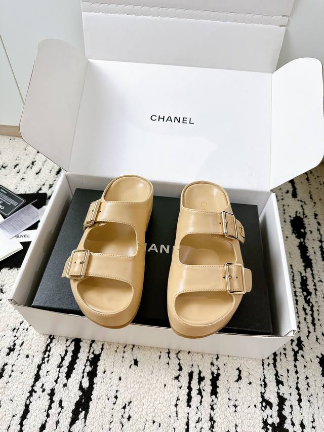 Plus 50 yuan for the airplane box Chanel's new slippers