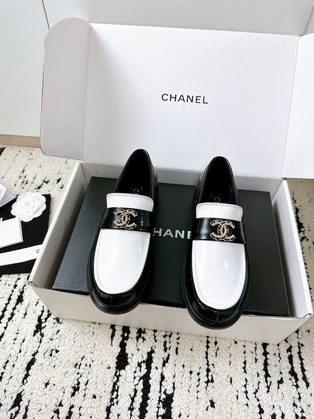 Plus P50 for airplane box Chanel loafers