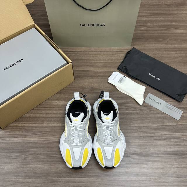 Top version Balenciaga 16th generation hiking sneakers. continues the trend of