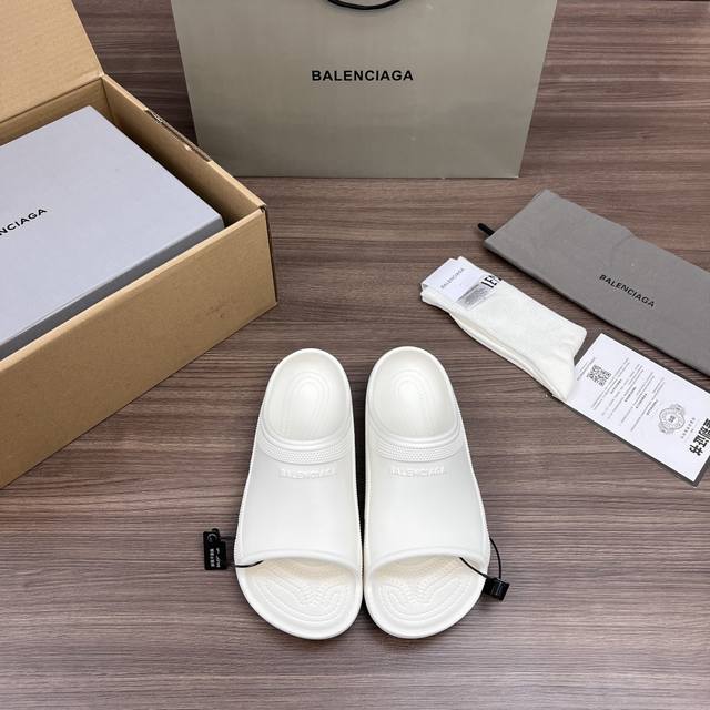 Top version Crocs X Balenciaga flat heel flip flops for men in white! Original v