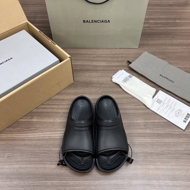 Top version Crocs X Balenciaga flat heel flip flops for men in black! Original v