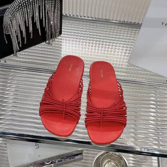 The Row's new thin-strap style really understands summer~ The ultimate simplicit
