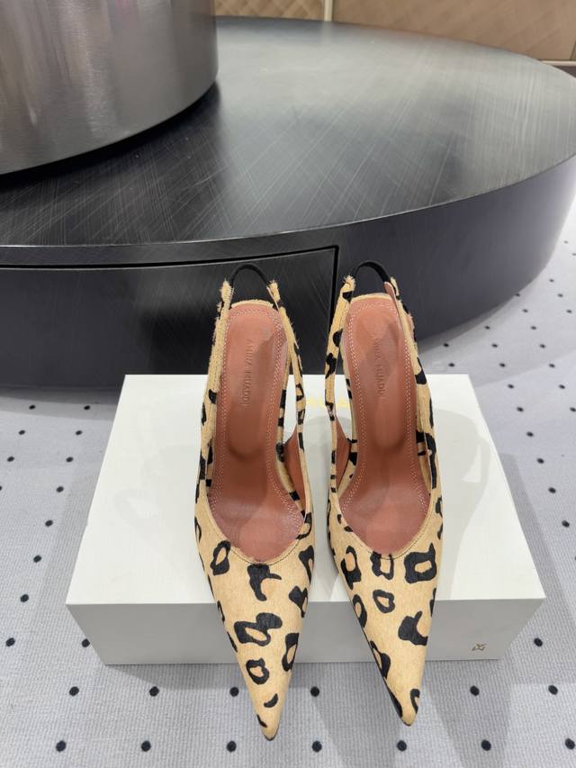 Spring and Summer Style** Leopard print fabric: soft and fitting, like a second