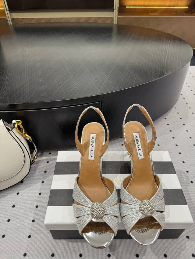 New arrivalThe pineapple shoes that have become spirits hit my heart directly, a