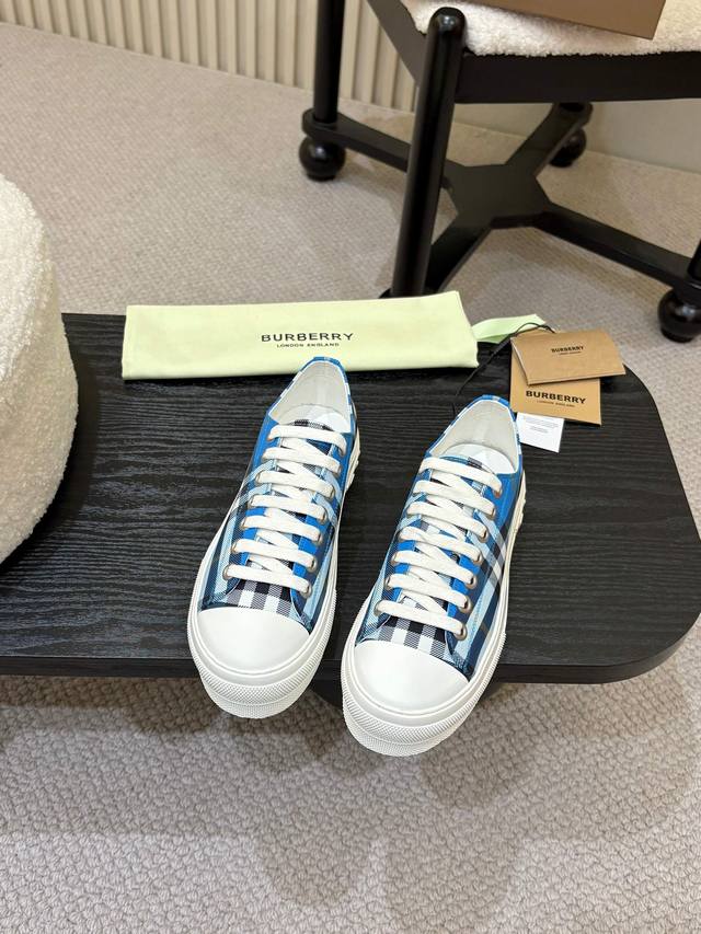 Men's and women's styles! Burberry 2025 hits the market, and the classic plaid