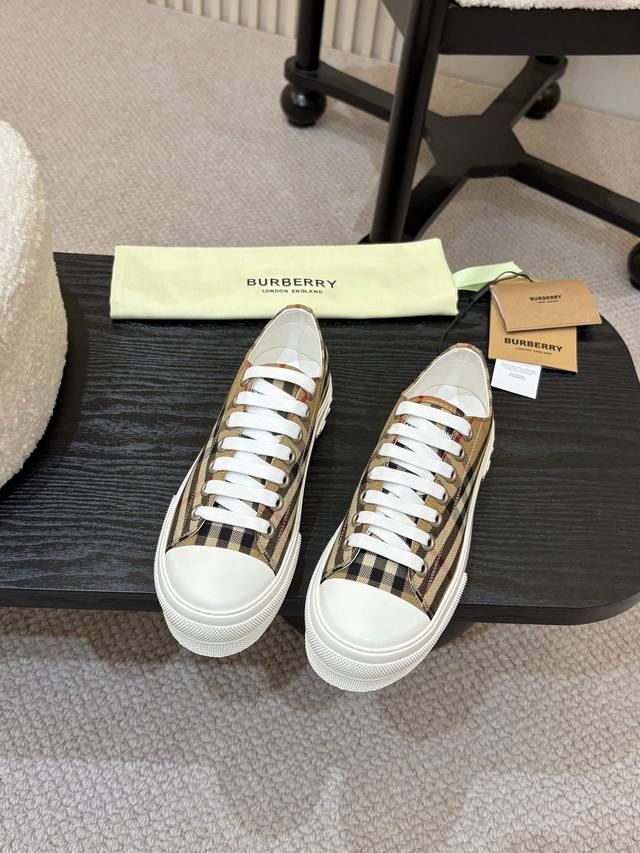 Men's and women's styles! Burberry 2025 hits the market, and the classic plaid