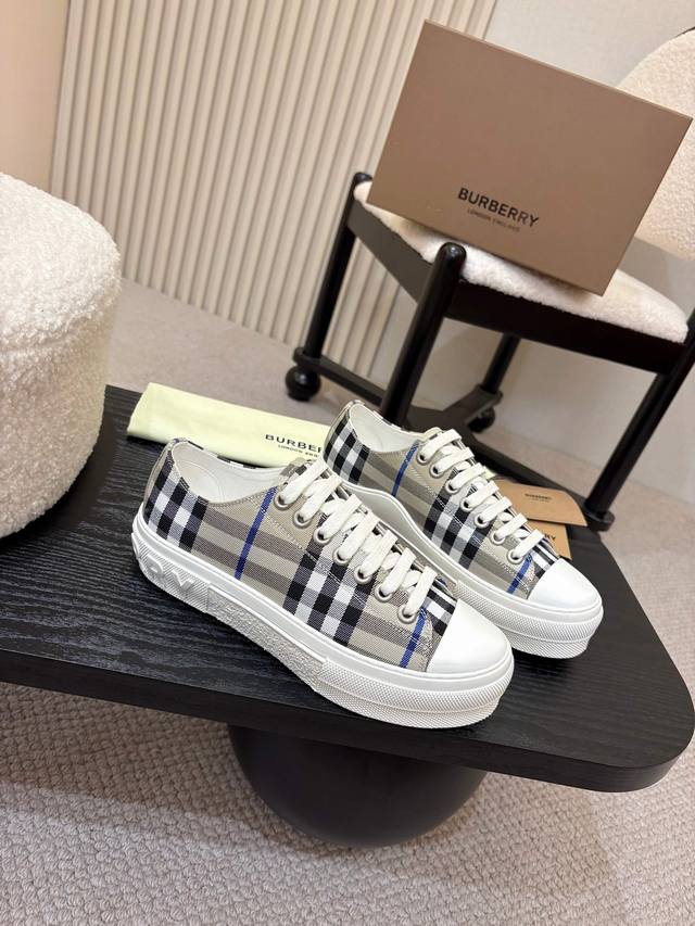 Men's and women's styles! Burberry 2025 hits the market, and the classic plaid